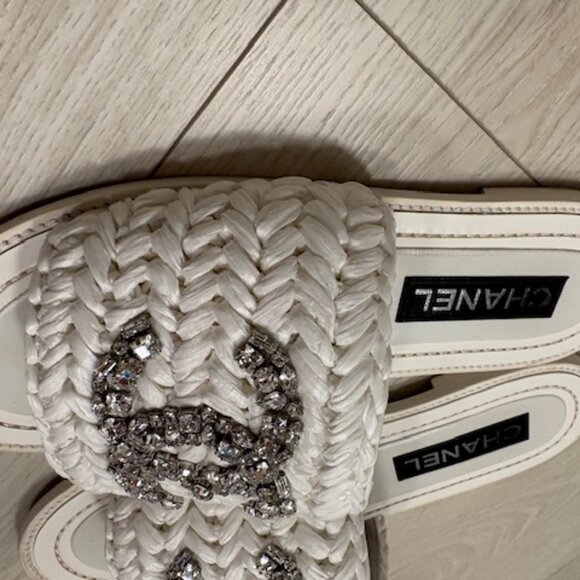 CHANEL Slides - Picture 4 of 12